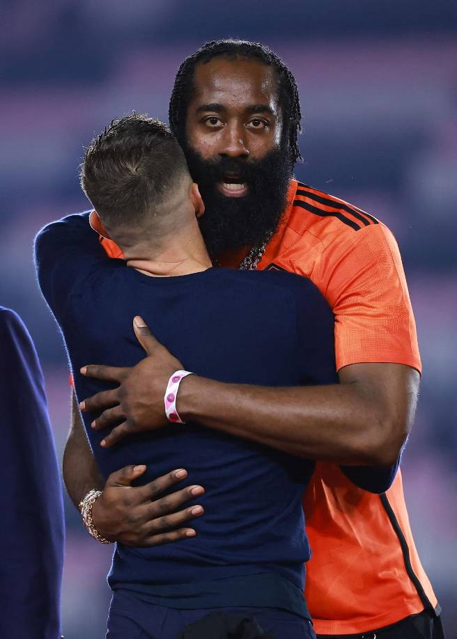 James Harden felicitando al entrenador del Houston Dynamo, Ben Olsen.