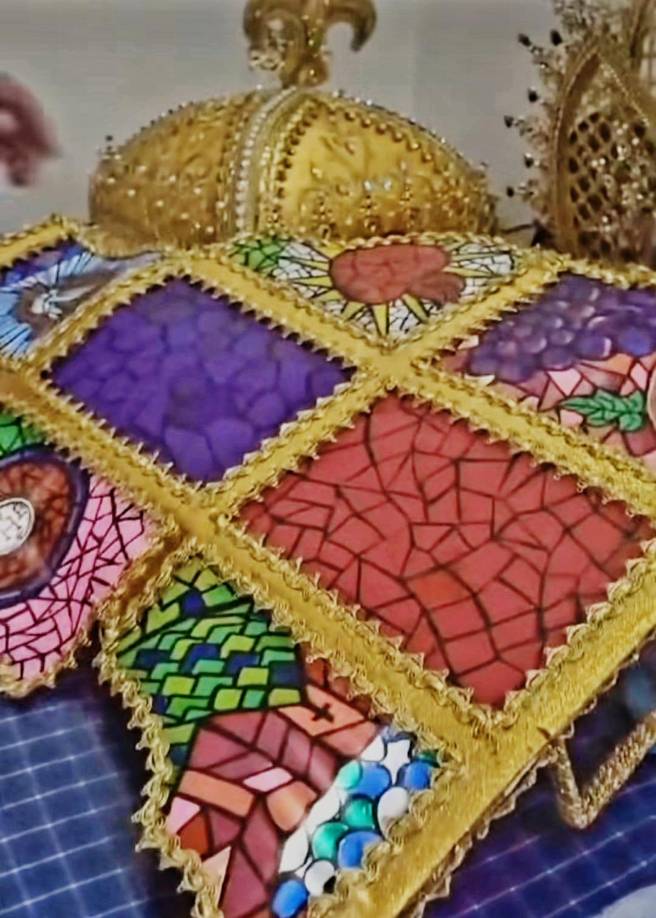 Hace unas horas Brittany Marroquín, compartió a través de sus redes sociales un video donde se puede apreciar cuando le están dando los últimos retoques a su traje típico. 