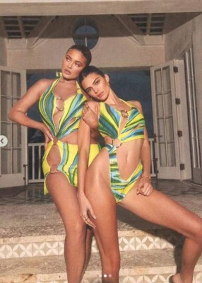 Kylie Jenner también compartió imágenes junto a su hermana Kendall, ambas posando en traje de baño.