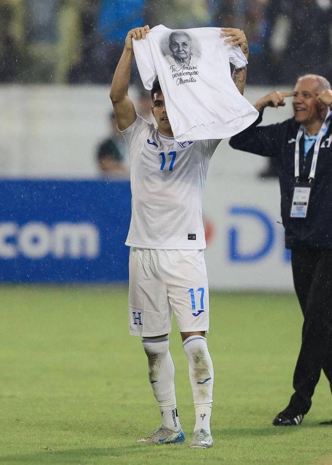 Luis Palma mostró una camiseta con el rostro de su abuela. Una dedicatoria emotiva del catracho.