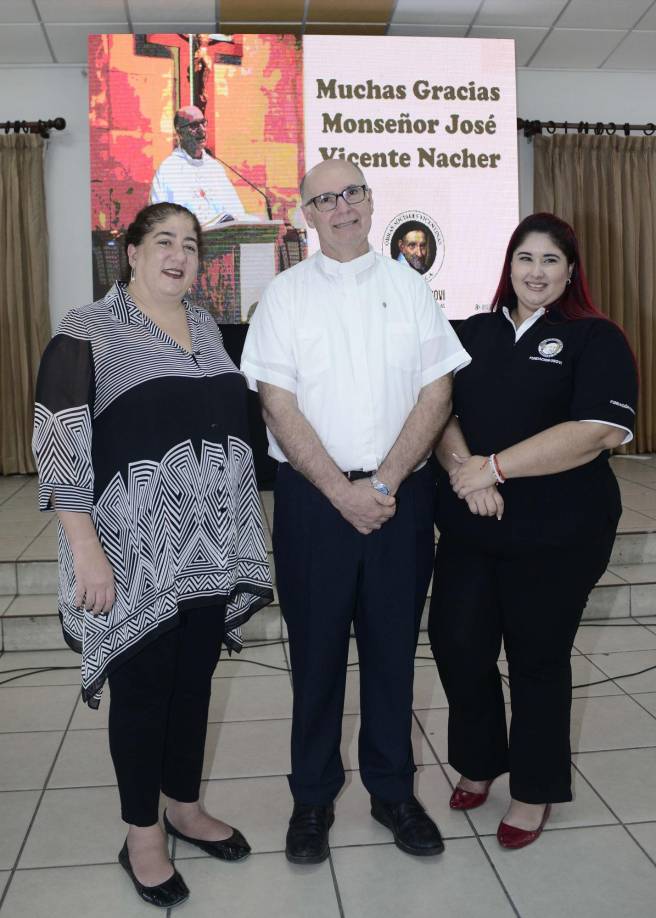 María Teresa Canahuati, Monseñor Vicente Nacher y Johana Zaldivar