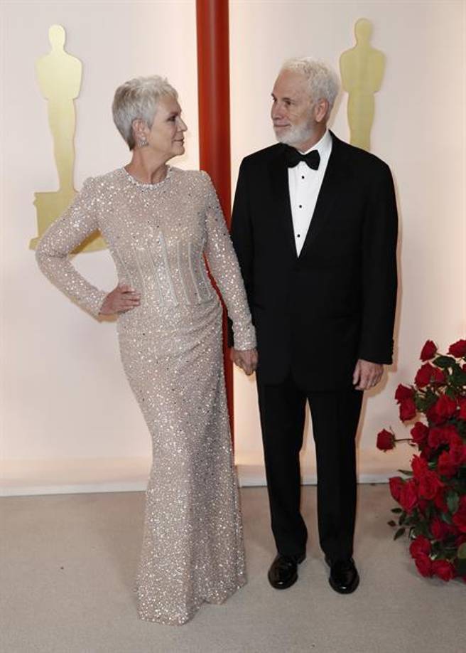 Jamie Lee Curtis y Christopher Gues en su llegada a la alfombra champagne.