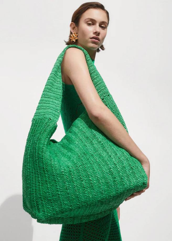 La resurrección de los bolsos grandes no ha sido casualidad. Grandes casas de moda y diseñadores emergentes han apostado fuertemente por este regreso, proponiendo nuevos estilos y renovando clásicos para hacer del bolso maxi una pieza icónica.Balenciaga, bajo la dirección creativa de Demna Gvasalia, ha sido uno de los actores principales en revivir la moda de los maxi bolsos. En sus recientes colecciones, el diseñador ha incluido bolsos de tamaño XXL, que parecen desafiar la proporción y la utilidad.