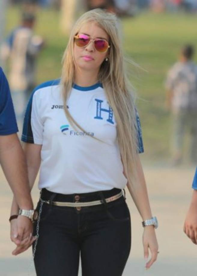 El poder femenino en el partido entre Honduras y El Salvador en San Pedro Sula.