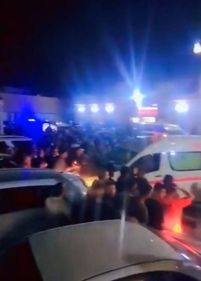 En redes sociales han trascendido varios videos en donde se aprecia el pánico de los asistentes al ver caer fuego adentro del recinto donde se desarrollaba el enlace nupcial.