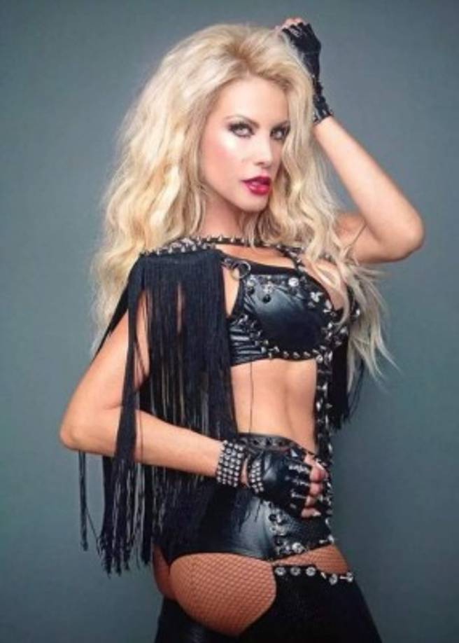 Varios medios mexicanos se encargaron de esparcir el rumor de que Lorena Herrera en realidad nació siendo hombre.