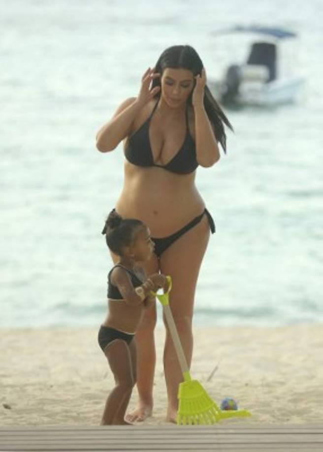 North llevó un bikini similar al de su mamá en color negro, aunque el de Kim era tipo halter, dejando ver su ya avanzado embarazo y utilizando su lacio pelo suelto, mientras que la niña lució un bikini de top asimétrico y su alborotado pelo lo controló con una coleta.