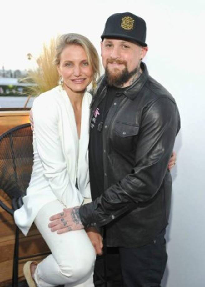 - Cameron Diaz y Benji Madden -<br/><br/>La historia romántica de la pareja inició cuando una amiga de Diaz le presentó a su cuñado y termiaron flechados. “Lo primero que pensé fue que estaba guapo. ¿Cómo no me había enterado de eso antes? Nunca habíamos estado en el mismo círculo”. <br/><br/>'Cuando lo vi, me dije: '¡Oh! Eres tú'. Lo entendí, él es mi esposo', recordó la actriz de 43 años, quien también confesó haber estado cansada de escuchar que 'el día que conociera el amor, lo sabría'. <br/><br/>La actriz de 45 años y el productor estadounidense, de 38, se casaron en 2015.