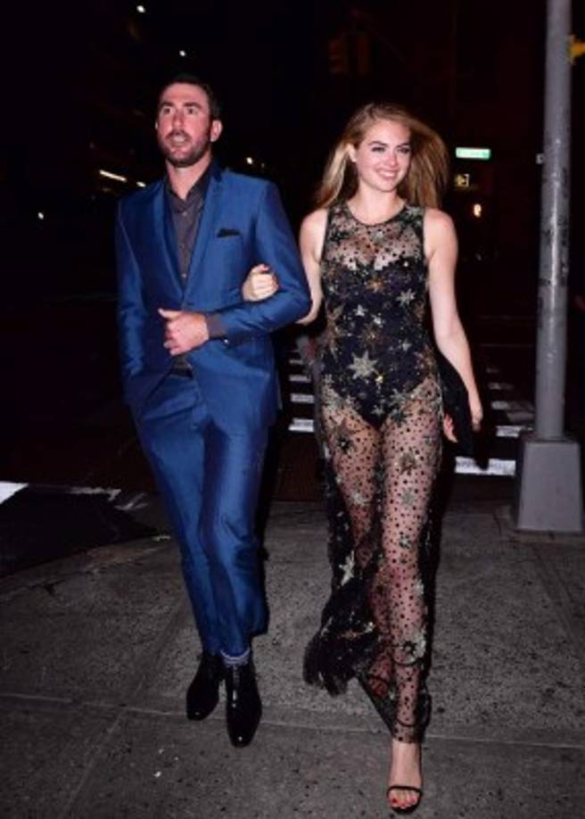 Al lado del hombre de sus sueños.