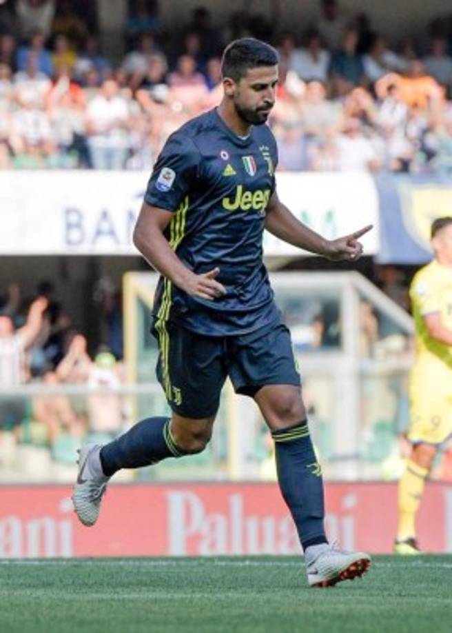 Según Tuttosport, el Paris Saint Germain ha preguntado por la situación del centrocampista alemán de 31 años Sami Khedira, pero la Juventus espera renovar su contrato, que acaba en 2019, por un año más.