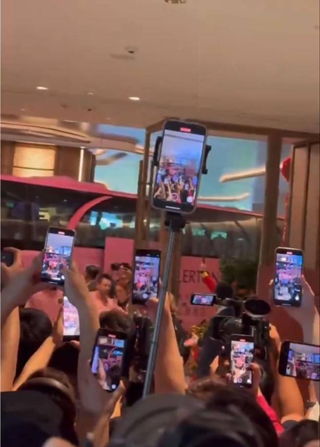 Muchos aficionados hongkoneses se acercaron al hotel donde descansa al Inter Miami para poder ver a Messi y sacarle una foto o un video.