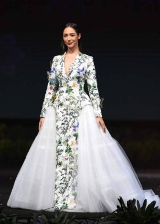 Nikol Reznikov, Miss Israel 2018 walks on stage during the 2018 Miss Universe national costume presentation in Chonburi province on December 10, 2018. (Photo by Lillian SUWANRUMPHA / AFP)