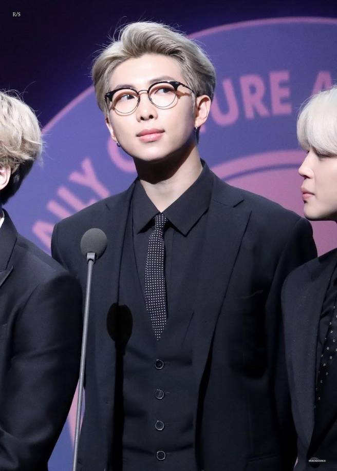 Kim Namjoon, mejor conocido como RM, es el líder del grupo sensación mundial. Es, además compositor, productor, rapero, padre de cuatro bonsais, y embajador de las Naciones Unidas, lugar en el que ofreció un conmovedor discurso.