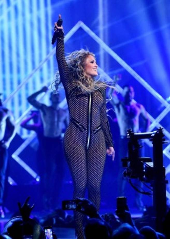 Jennifer Lopez mostró ocho looks sexys en el escenario del concierto DIRECTV NOW Super Saturday Night de 2018, donde actuó como la artista principal, un espectáculo previo al Super Bowl LII, en Minneapolis.<br/>