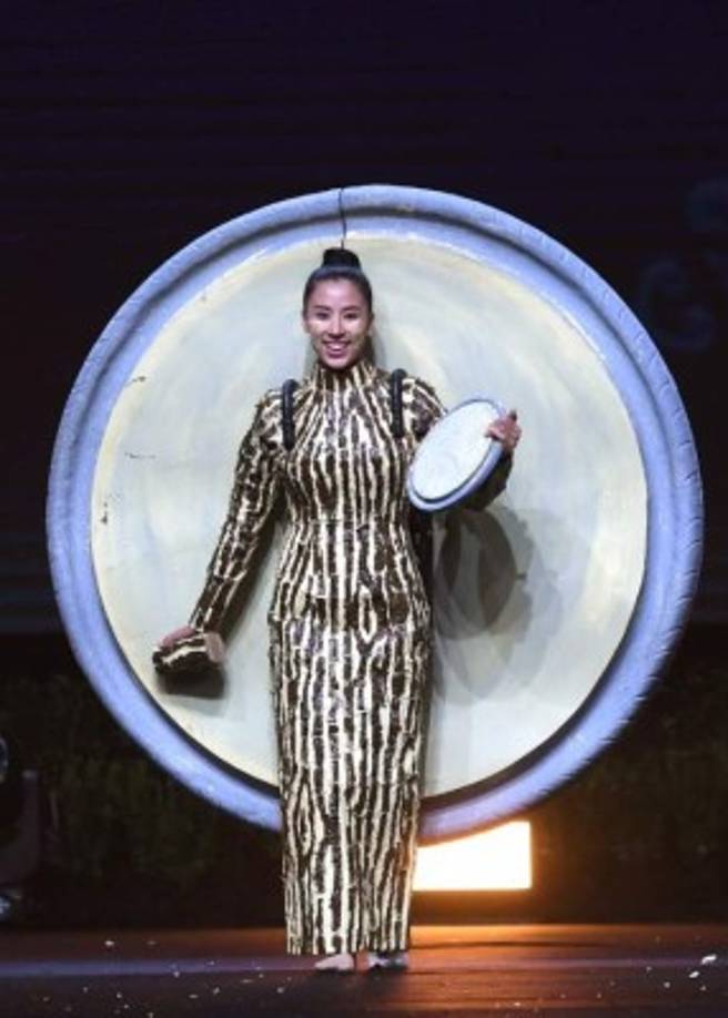 Hnin Thway Yu Aung, Miss Myanmar 2018 poses on stage during the 2018 Miss Universe national costume presentation in Chonburi province on December 10, 2018. (Photo by Lillian SUWANRUMPHA / AFP)