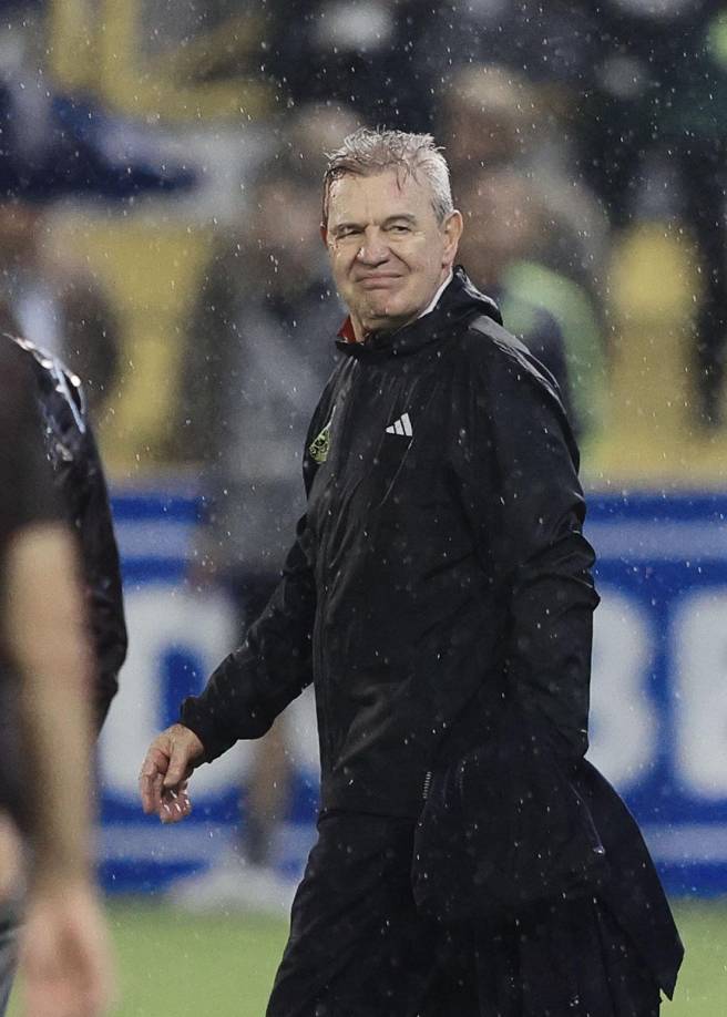 La agresión le abrió una herida en la cabeza al ‘Vasco‘ Aguirre que se fue ensangrentado del campo.