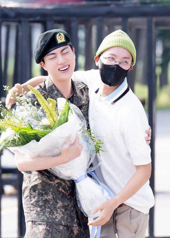 Siguió la fila de abrazos de sus compañeros de grupo, en la imagen JHope.