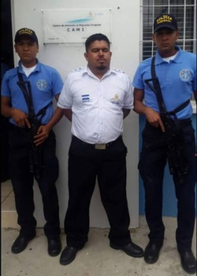 Detenidos en Honduras empleados de migración, en imagen uno de ellos.