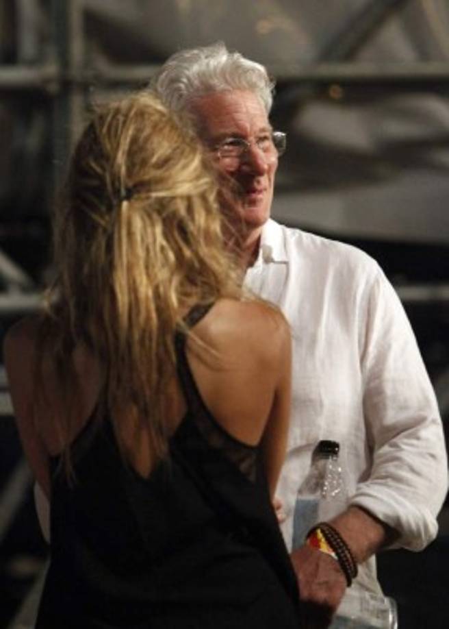 En la zona VIP, la top model Naomi Campbell o el actor Richard Gere tampoco faltaron al espectáculo en la isla comunista, que se está convirtiendo en un foco de atracción para celebridades.