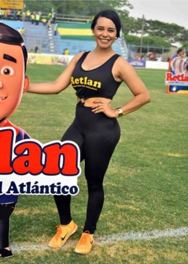 La hermosa Yuridia Pineda Rodríguez, quien es jugadora del equipo FC Zamora en la Liga Femenina del Municipio de Sabá, Colón, durante el partido Real Sociedad-Real España.