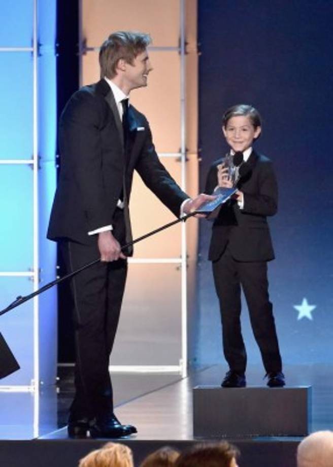 Actor Bradley James y entrega un premio a Jacob Tremblay en los Critics' Choice 2016.