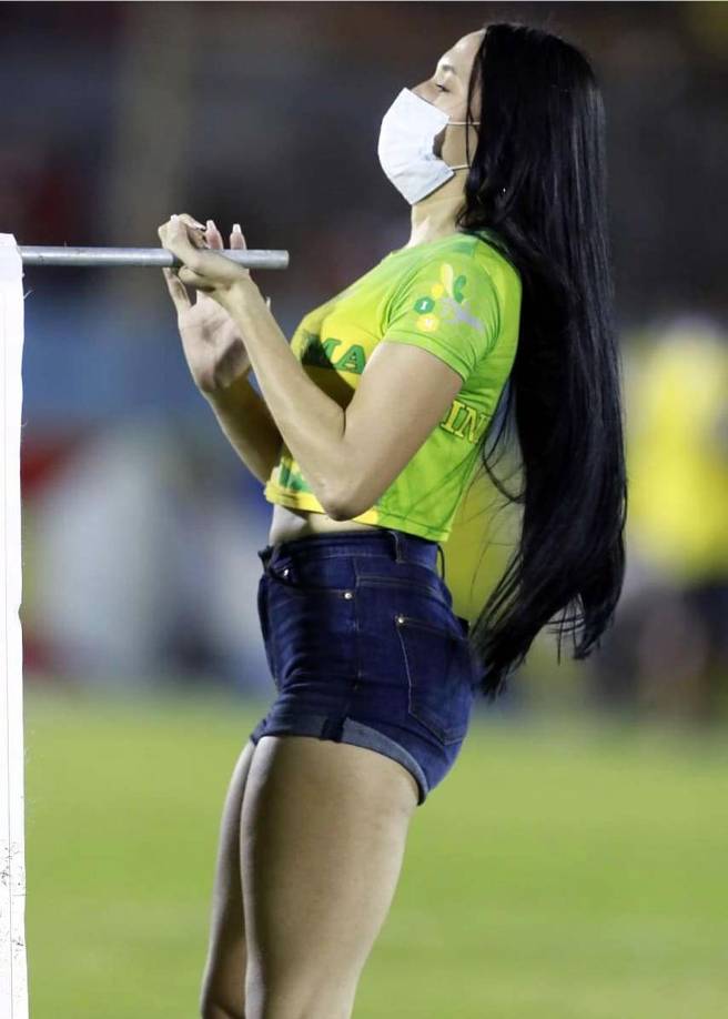 Lo mismo ocurrió en el estadio Ceibeño con las chicas que estuvieron en el engramillado previo al partido.