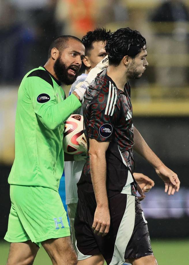 Edrick Menjívar se las tuvo con Raúl Jiménez, quien le cometió una falta al portero hondureño cuando había capturado el balón en el aire.