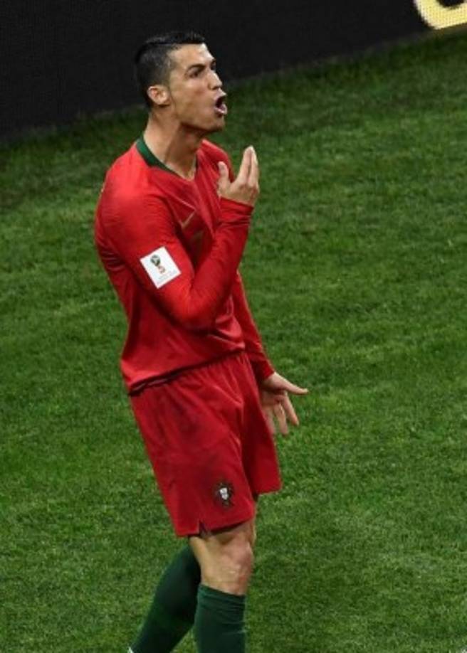CR7 corrió hacia la esquina de la portería del español De Gea, y se 'rascó la barbilla'. Esto ha inquietado a sus seguidores y más a sus detractores, quienes aseguran que fue un gesto de burla por la barba del español. Otros aseguran que es un gesto que va dirigido a Messi, quien debuta este sábado contra Islandia. Mientras que otros usuarios aseguran que se trató de un gesto de burla a la Hacienda, el día que se anunció que el crack aceptó dos años de prisión y pagar una fuerte suma de dinero a la Hacienda española.