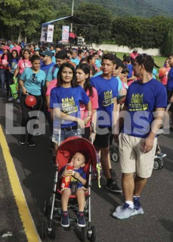 Familias enteras asistieron a la caminata y afirman que disfrutaron el evento.