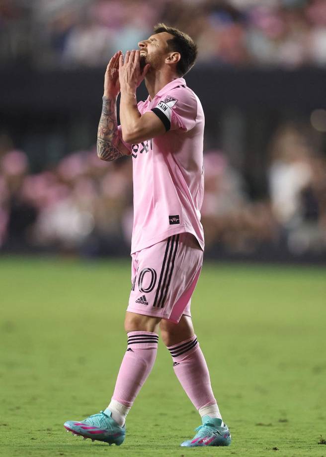 El lamento de Messi tras no poder marcar de tiro libre contra el FC Cincinnati.