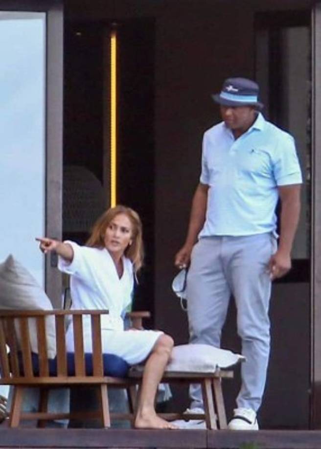 Tanto Alex como JLo lucían contentos de estar juntos de nuevo.