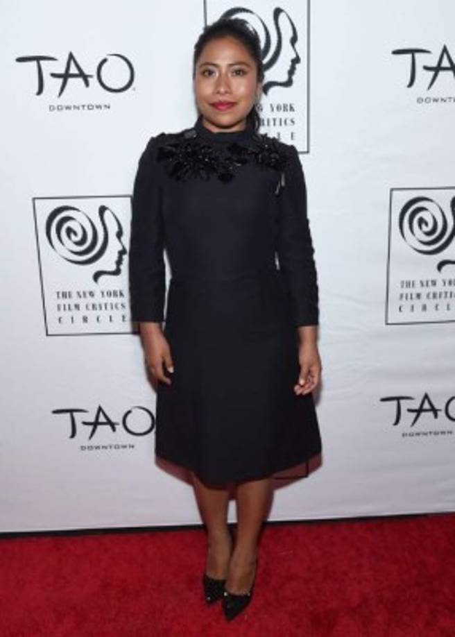 Dato rápido, por si no han visto Roma.<br/>Yalitza Aparicio protagonizó la mencionada cinta dirigida y escrita por el cineasta Alfonso Cuarón. <br/><br/>En la producción dio vida a Cleo, una mujer oaxaqueña que se muda a la ciudad con una familia de clase media alta para apoyar en el cuidado de los hijos y en las labores domésticas, durante la década de 1970. Cleo trabaja con Adela (Nancy García García) en la casa de la señora Sofía (Marina de Tavira).<br/><br/>