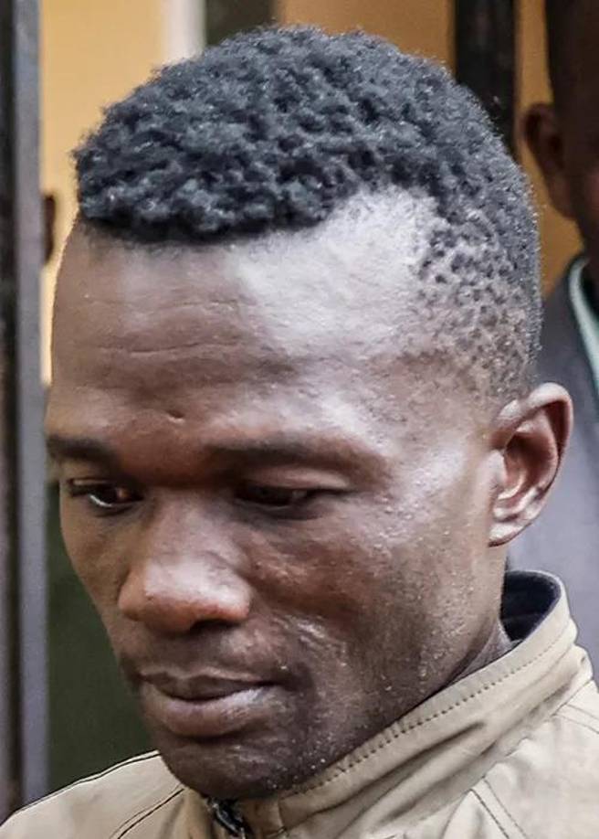 Según la policía, su primera víctima fue su propia esposa, a quien estranguló y luego desmembró antes de desechar su cuerpo en el vertedero. Durante la investigación en su residencia, la policía encontró evidencia inquietante, incluidos teléfonos móviles, tarjetas SIM, un machete y bolsas de plástico similares a las utilizadas para desechar los cuerpos. 