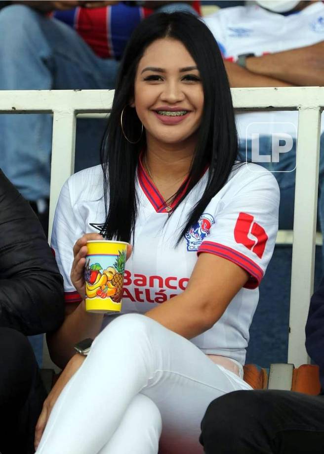 Una guapa aficionada del Olimpia, feliz de ver a su equipo.