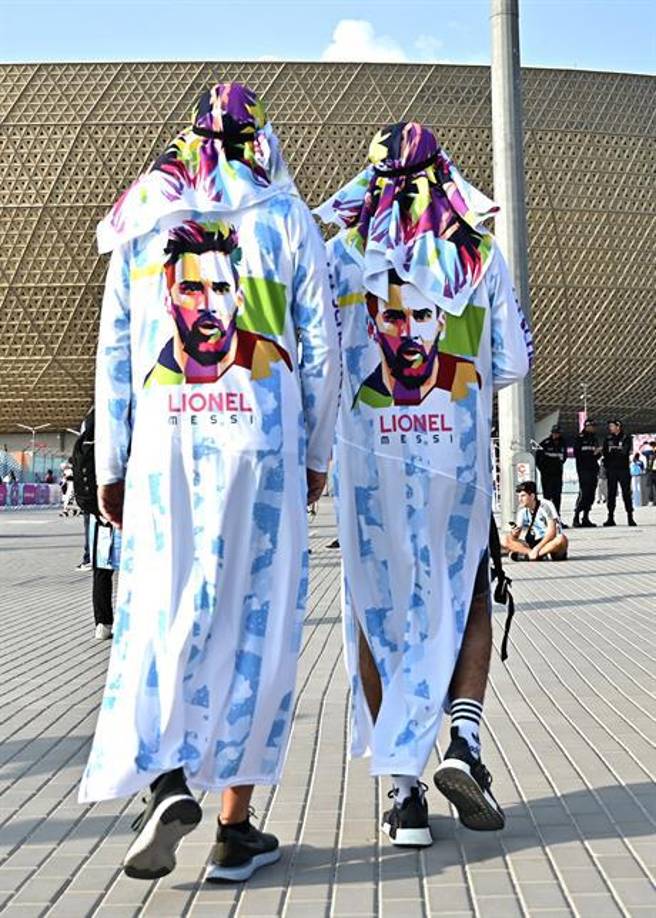 Gesto de Antonela y hondureño presente en el Argentina-Francia