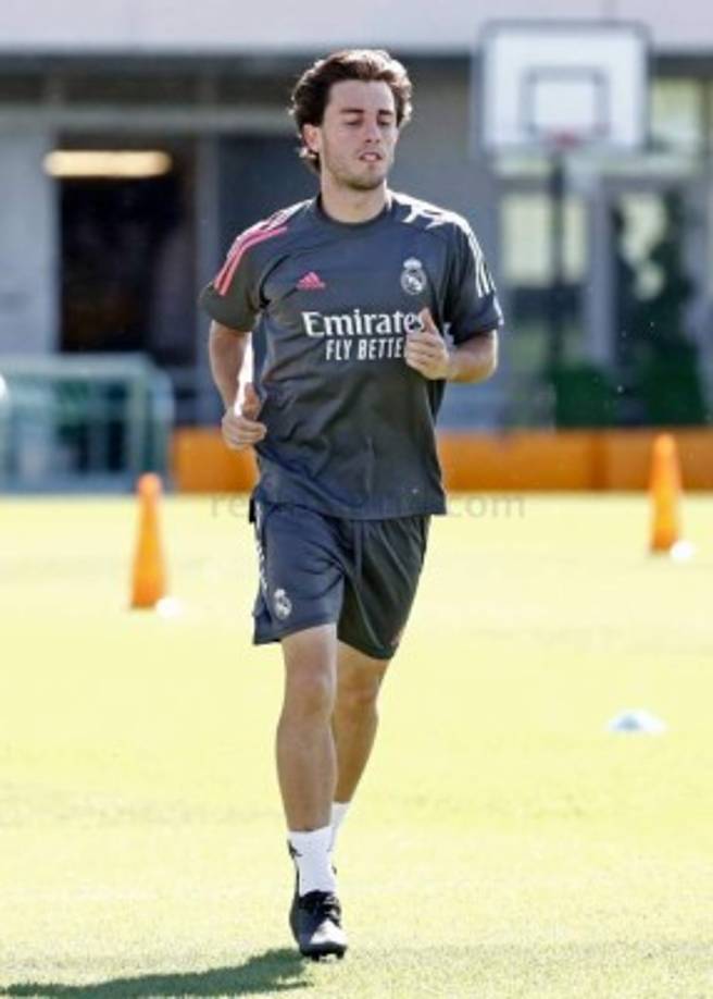Álvaro Odriozola regresa al Real Madrid. El entrenamiento de este jueves en La Ciudad Real Madrid contó con la presencia de una cara nueva en el equipo dirigido por Zinedine Zidane, el lateral derecho español, que inició la pauta de entrenamientos con trabajo personalizado en su vuelta a la disciplina del club tras proclamarse campeón de Europa con el Bayern Múnich, donde cumplió una temporada cedido.