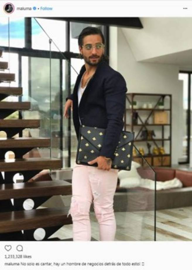 La foto compartida por el mismo Maluma en su cuenta de Instagram dio pie a burlas por su atuendo y pose un tanto femenino a criterio de los internautas.<br/><br/>'No solo es cantar, hay un hombre de negocios detrás de todo esto!' escribió el artista como pie de foto.