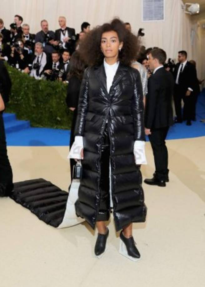 Solange Knowles, hermana de Beyoncé, con una look inflado, al menos si se cae no le dolera.