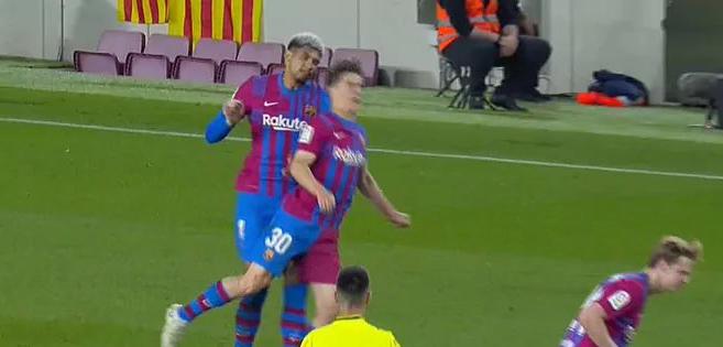 Ronald Araújo en el momento que chocó con su compañero Gavi.