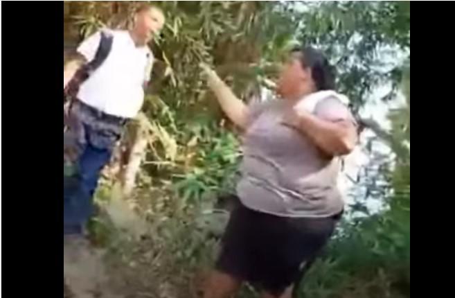 Le había sacado sangre a mi hijo: Rompe el silencio mujer captada empujando a menor