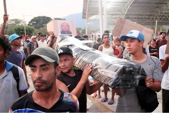 Muere migrante hondureño en caravana en México