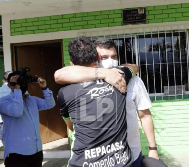 El fuerte abrazo que se dio 'Tato' García con Jorge Pineda, quien fue el asistente técnico de Héctor Vargas en el Marathón.