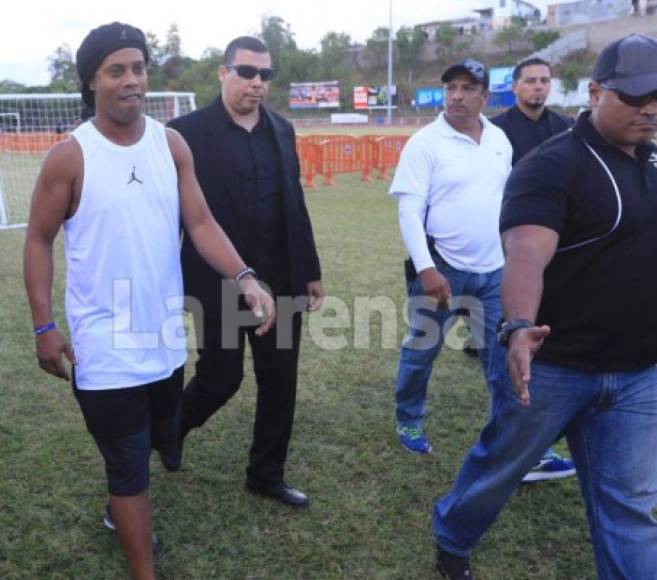 Entre gritos, aplausos fue recibido el exfutbolista Ronaldinho Gaucho en la Villa Olímpica, donde lo esperaron cientos de niños para compartir un momento con él.