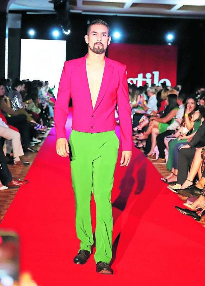  Coloridos trajes estilo sastre y con un toque moderno predominaron en la colección del diseñador Yoyo Barrientos. 
