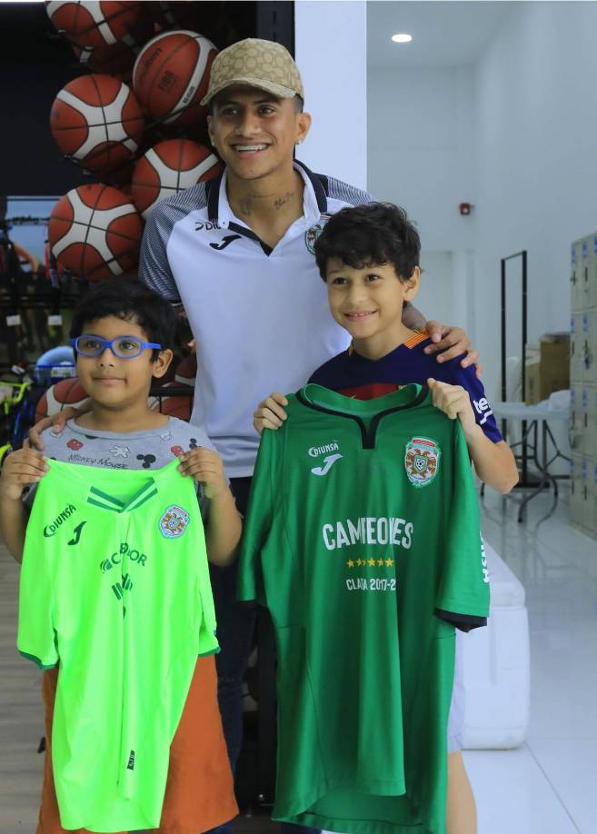Estos pequeños aficionados también posaron con Selvin Guevara.