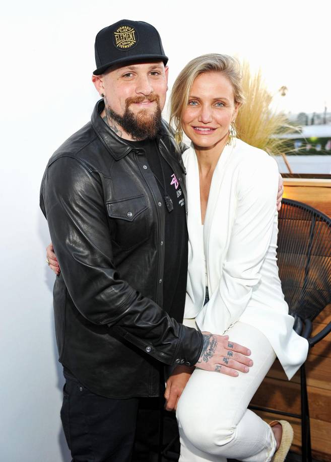 Cameron Díaz es siete años mayor que Benji Madden, el músico con el que hace dos años decidió ser madre. “Desde que lo vi por primera vez me hizo pensar que era especial, y que era el chico y la joya escondida en mi vida”, dijo la actriz en el podcast de Anna Faris. La pareja lleva una relación bastante alejada de los medios de comunicación y las redes sociales, sin embargo Benji le ha escrito románticos post en Instagram donde le recuerda lo hermosa que es y lo afortunado que son, él y su hija, por tenerla. 