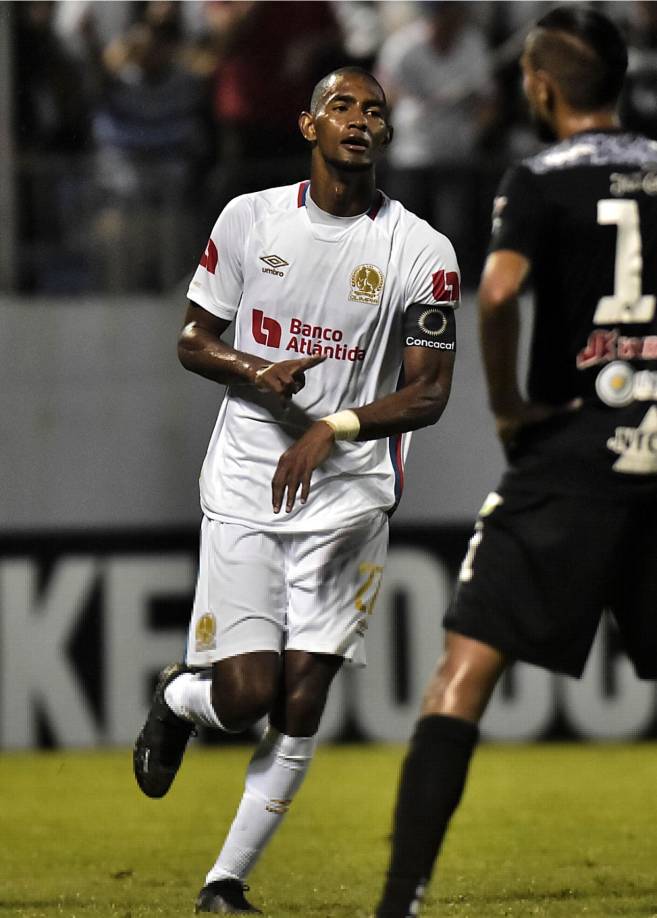 Apareció el ‘killer‘ del Olimpia, Jerry Bengtson, para emparejar el marcador (1-1) con un cabezazo.