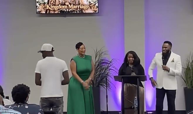 Pastor presenta a su segunda esposa ante la congregación y dice que ellas no pueden tener otro esposo