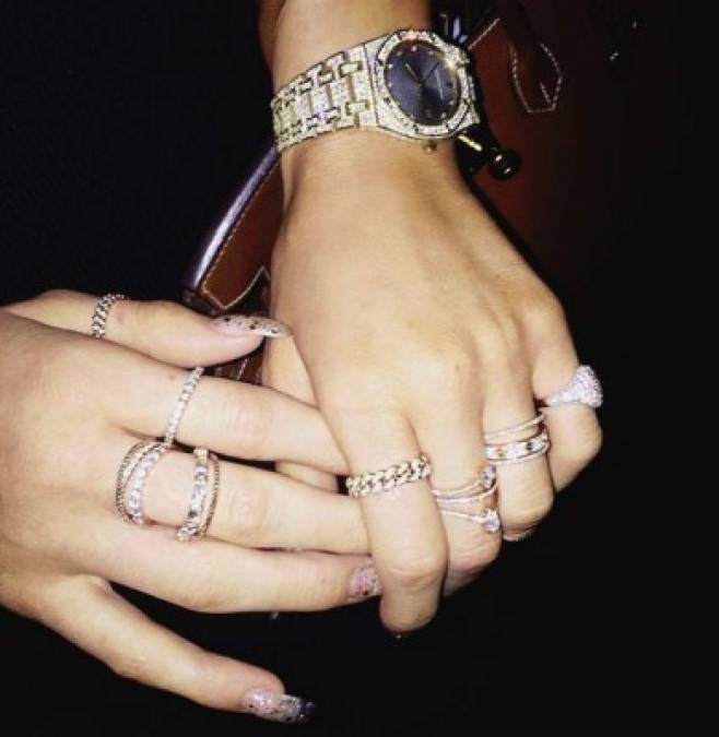 Además de autos, mansiones y moda, Kylie también gasta parte de su fortuna en joyas. La joven presumió en su cuenta de Instagram su Rolex Pearlmaster 34, valorado en 53,250 dólares.