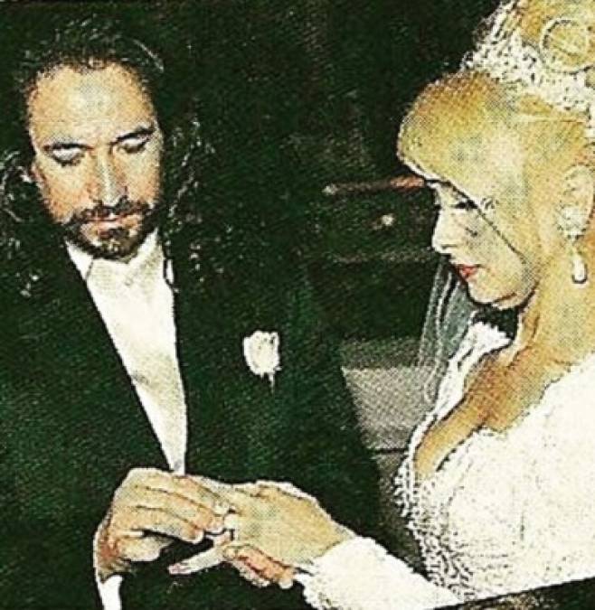 En 1993, Marco Antonio Solís se casó con Cristian Salas, a un año de conocerla durante la filmación de un video musical en EEUU.